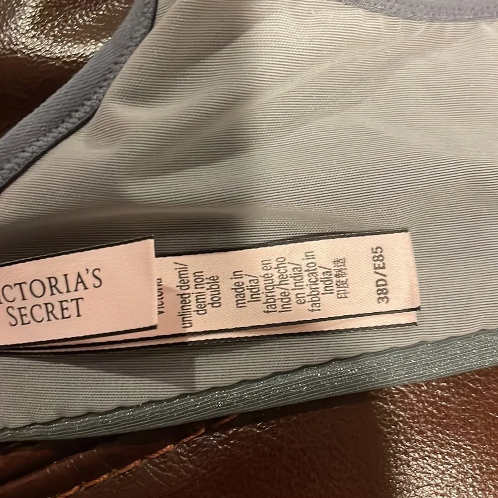 NWT 38D Victoria’s Secret bra - Body by Victoria​​ - Picture 6 of 6